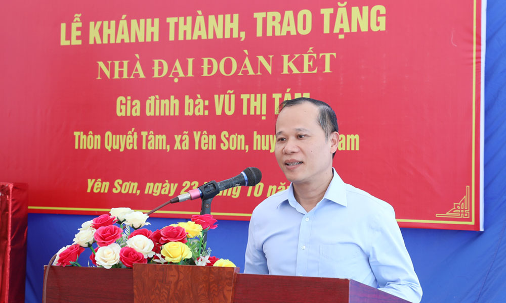 Acting Chairman of Bac Giang Provincial People's Committee presents great solidarity house.