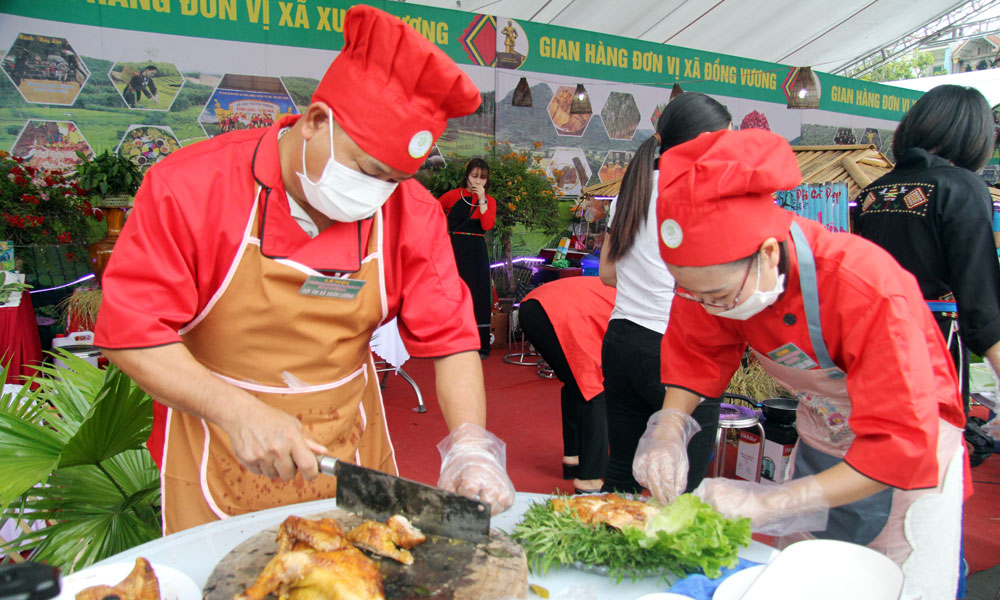 Exciting cooking contest from hill chicken and typical products of Yen The district 