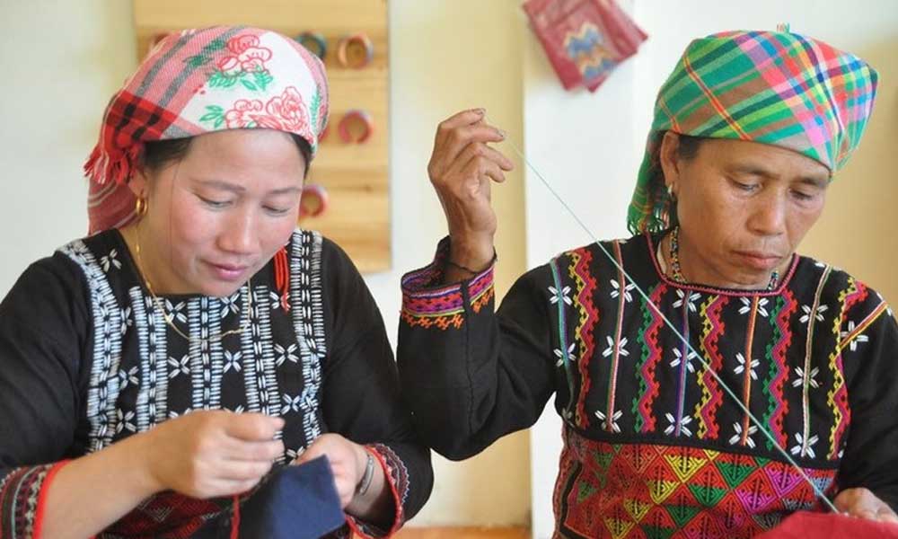 Festival introduces brocade products of ethnic groups in Lao Cai