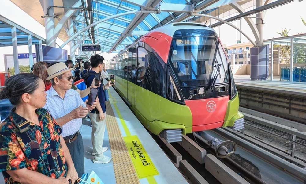 Elevated section of Nhon-Hanoi Station urban railway officially put into commercial operation