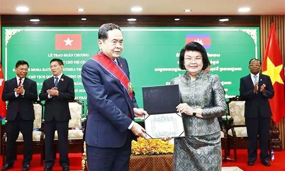 Vietnamese NA Chairman receives Cambodia's highest order