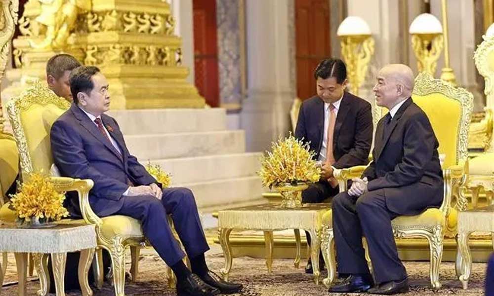 Top Vietnamese legislator pays courtesy visit to Cambodian King