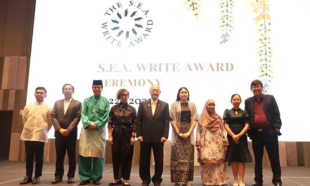 Two Vietnamese writers honoured with S.E.A Write Award