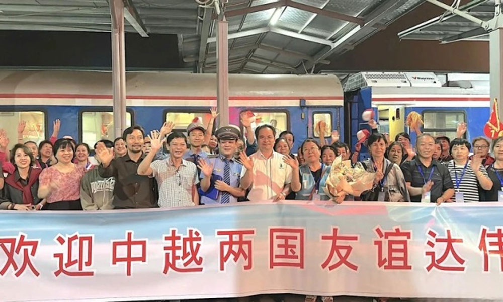 Vietnam welcomes first group of 400 Chinese tourists on charter train