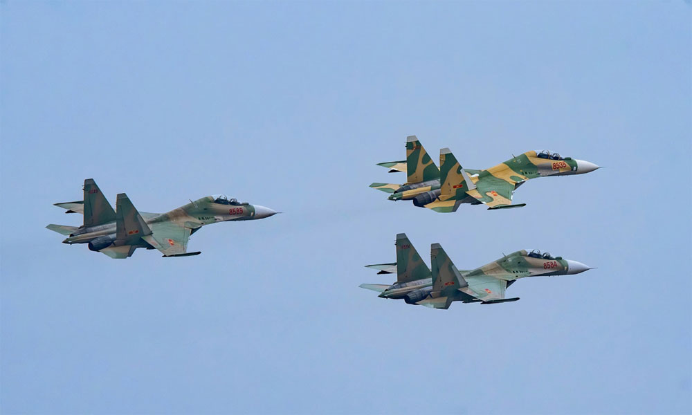 Fighter jets, helicopters soar over Hanoi ahead of international defense expo