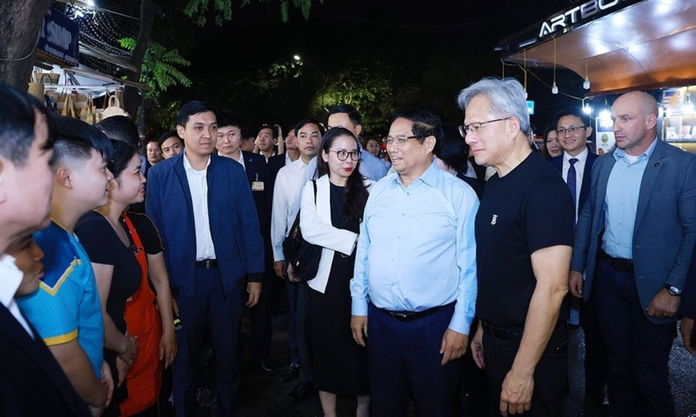 Vietnamese PM, NVIDIA President and CEO explore Hanoi's culture at night