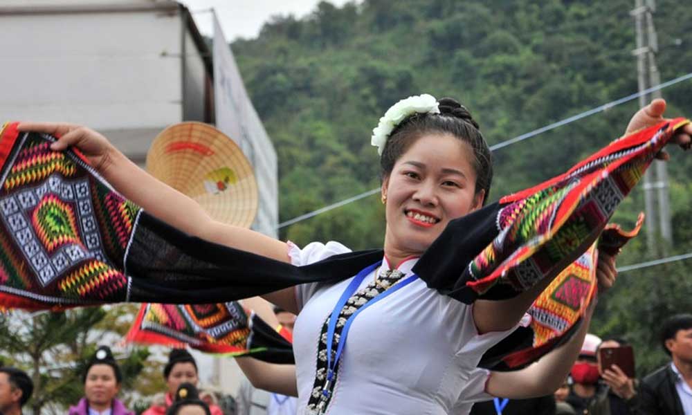 Pieu scarf: A cultural icon of Thai ethnic people in Lai Chau Province