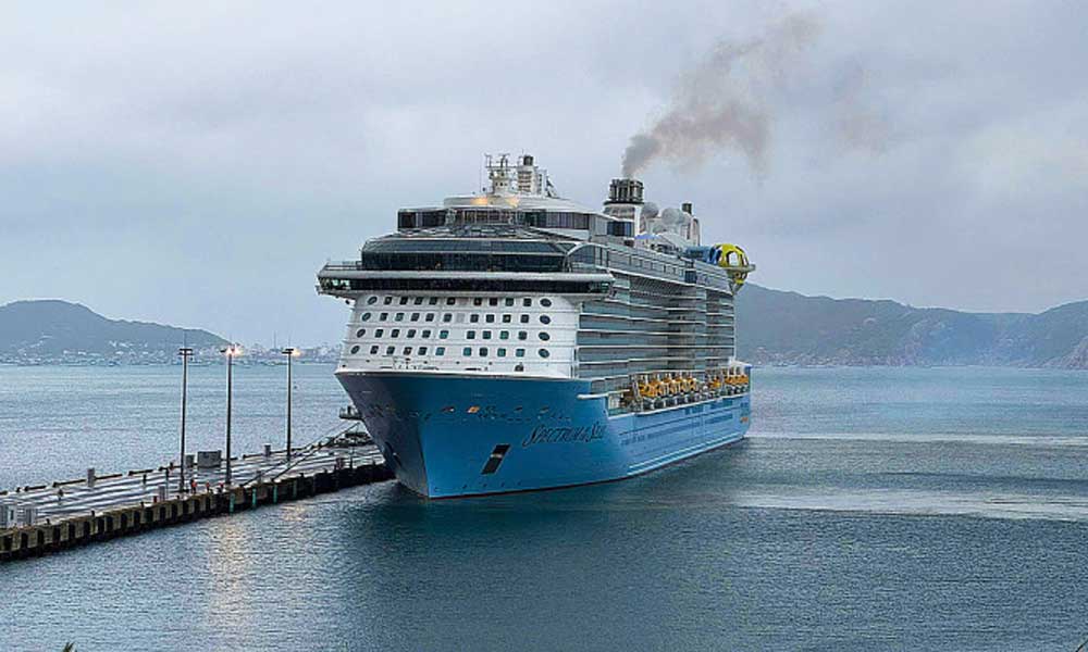 Asia's largest cruise ship brings 4,700 foreign tourists to Cam Ranh