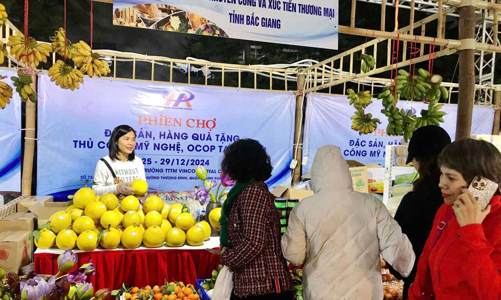 Bac Giang attends Hanoi fair showcasing regional specialties, gifts, OCOP, handicraft products 