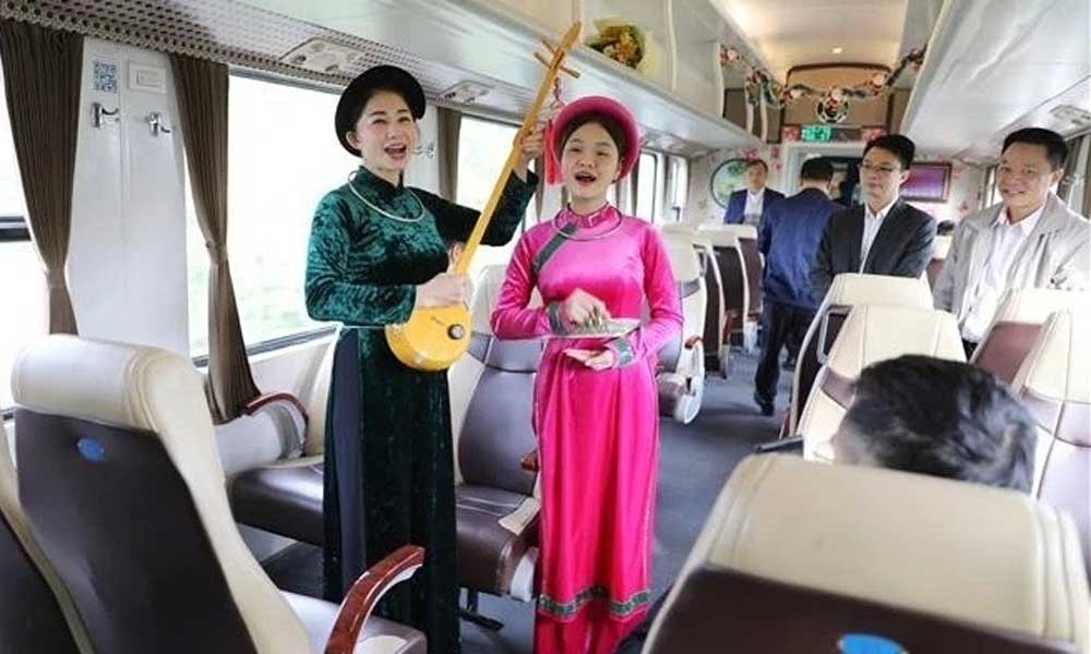 Hanoi - Thai Nguyen tourism train starts trial run