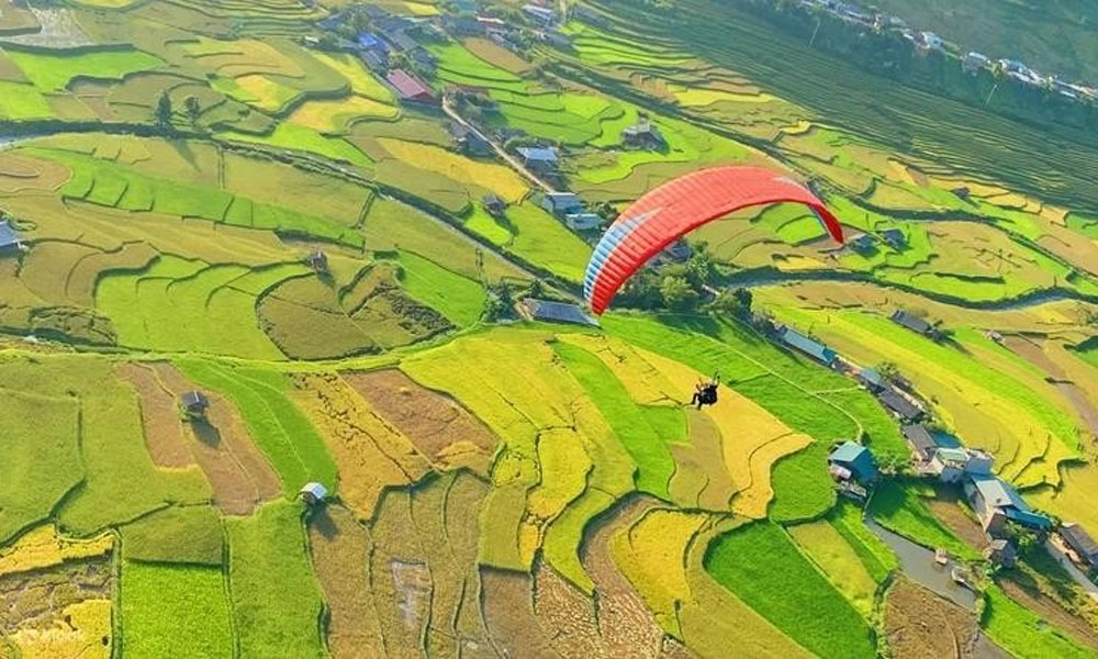 Experiencing a tour in the sky by paragliding over Khau Pha Mountain Pass