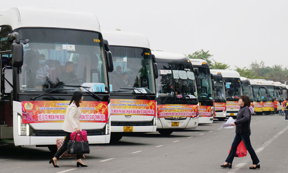 Hanoi's highest Tet bonus reaches $12,200