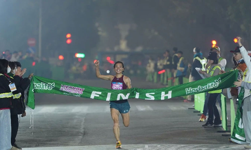 Nguyen Thi Oanh continues to set new record at International Half Marathon 2025