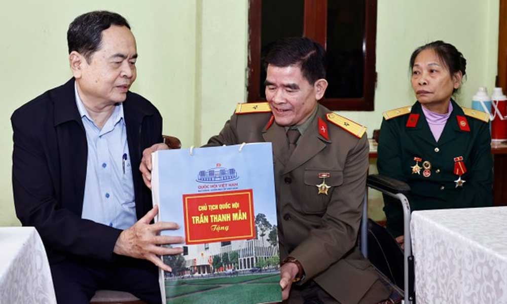 Top legislator presents Tet gifts to disadvantaged people, armed forces in Yen Bai