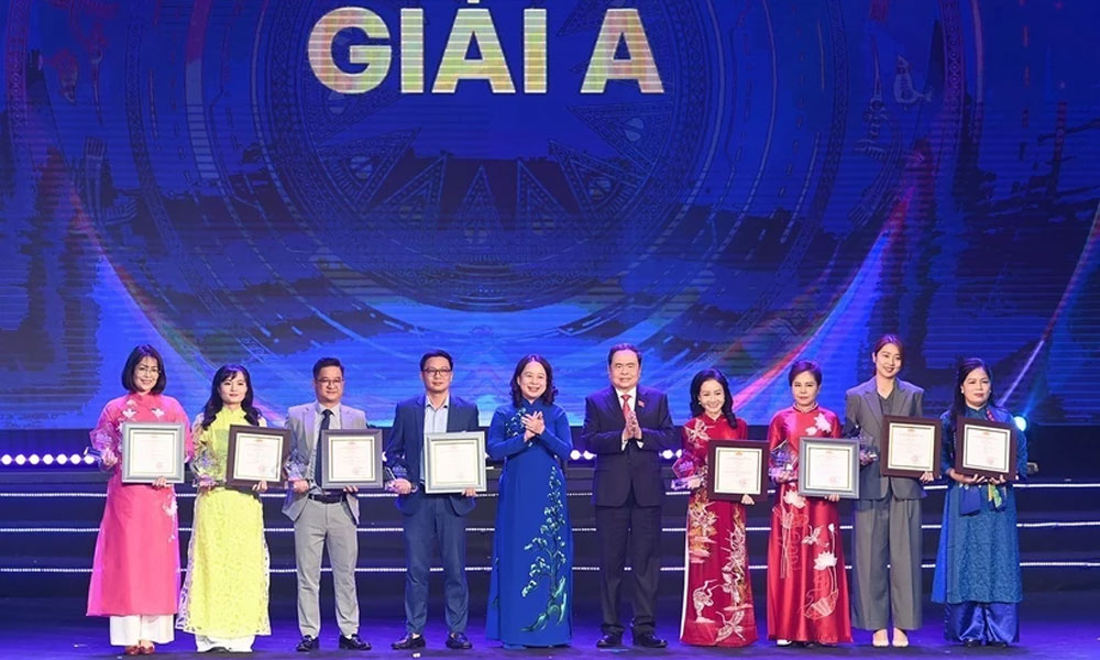 Third Dien Hong Awards honours 83 outstanding journalistic works