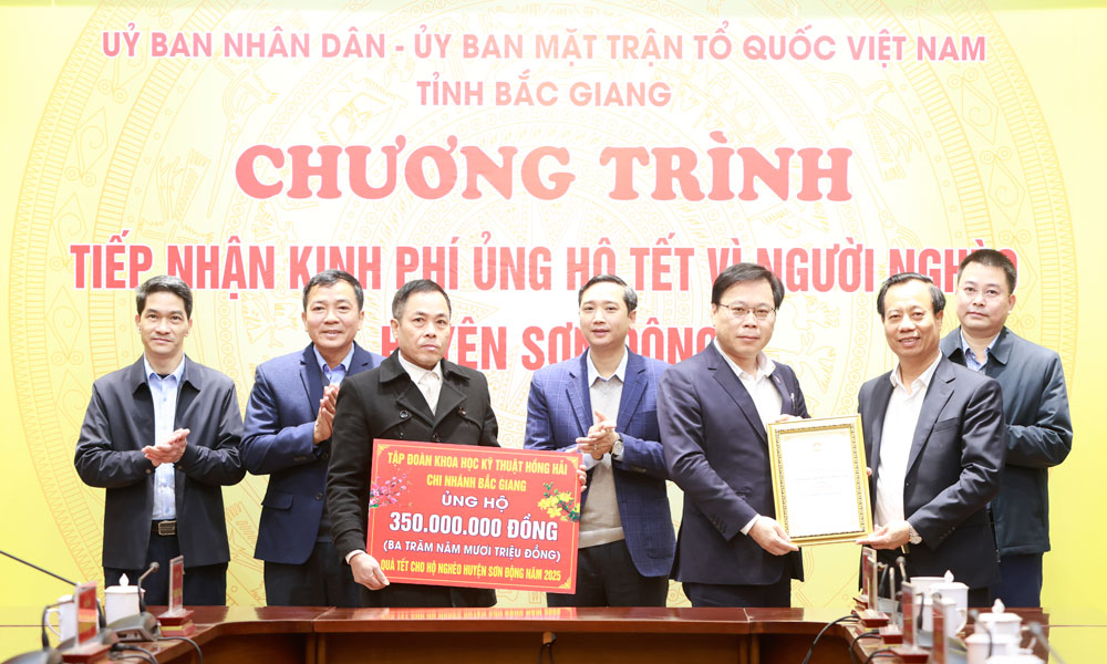 4 FDI enterprises donate 1.4 billion VND to support Tet for the poor in Son Dong 