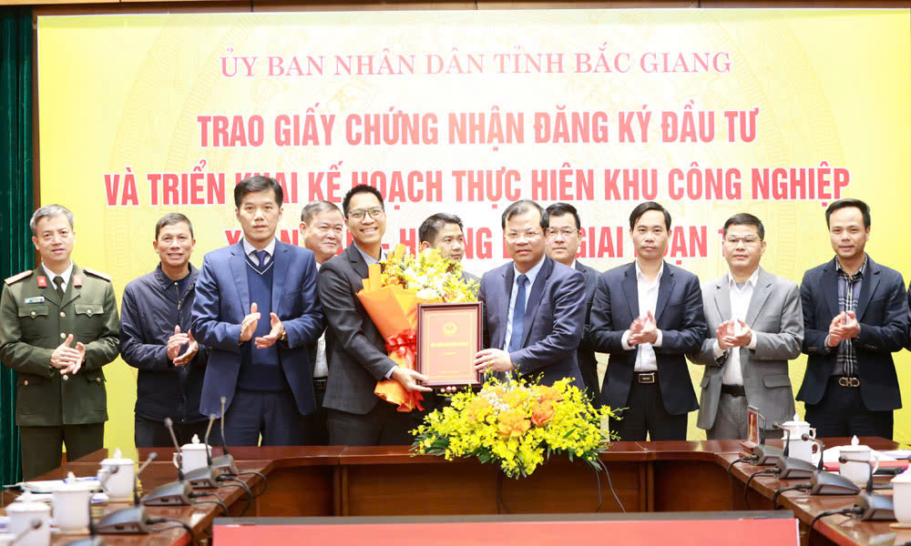 Investment registration certificate granted to build Xuan Cam - Huong Lam Industrial Park