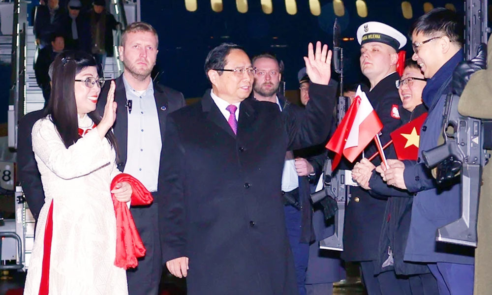 PM arrives in Warsaw, beginning Poland visit