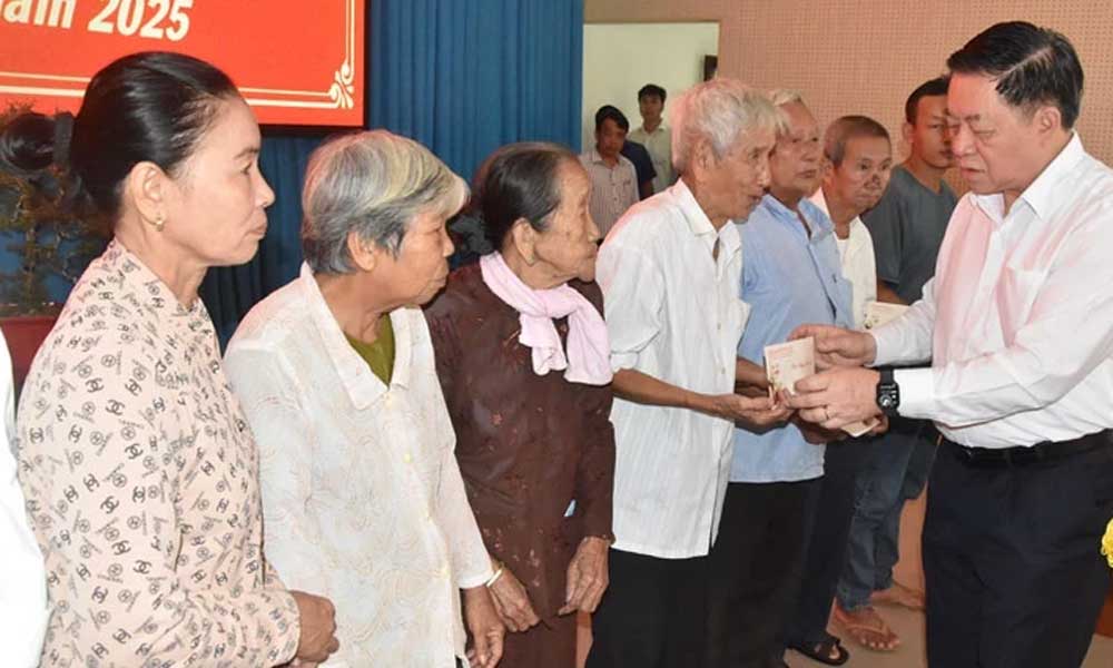 Tet gifts bring warmth to the poor and policy beneficiaries