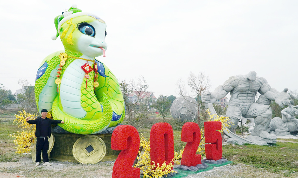 Impressive "Happy Snake" statue in Hiep Hoa district