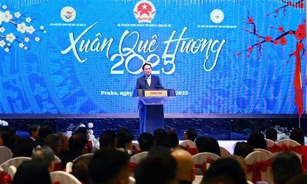 PM joins Vietnamese community in Czech Republic in Homeland Spring programme