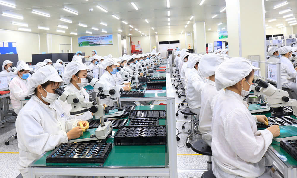 More than 8,000 laborers in industrial parks work through Tet