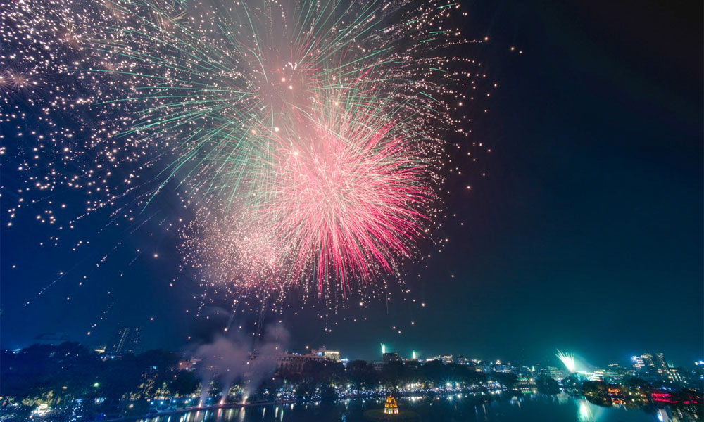 Tickets to watch Tet fireworks on Hanoi rooftop cafés, restaurants nearly sold out