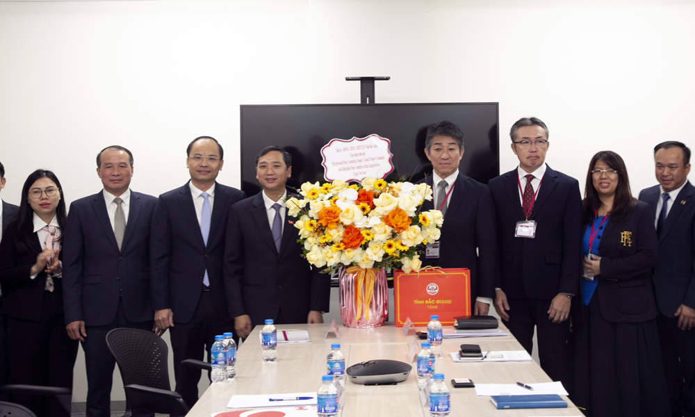 Chairman of Bac Giang Provincial People's Committee Nguyen Viet Oanh extends Tet greeting to Chinese Embassy and AEON MALL Vietnam Co., Ltd.