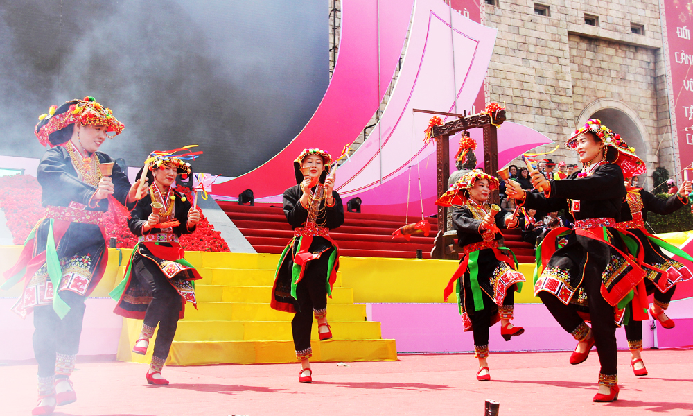 The bell dance on the western slope of Yen Tu mountain range