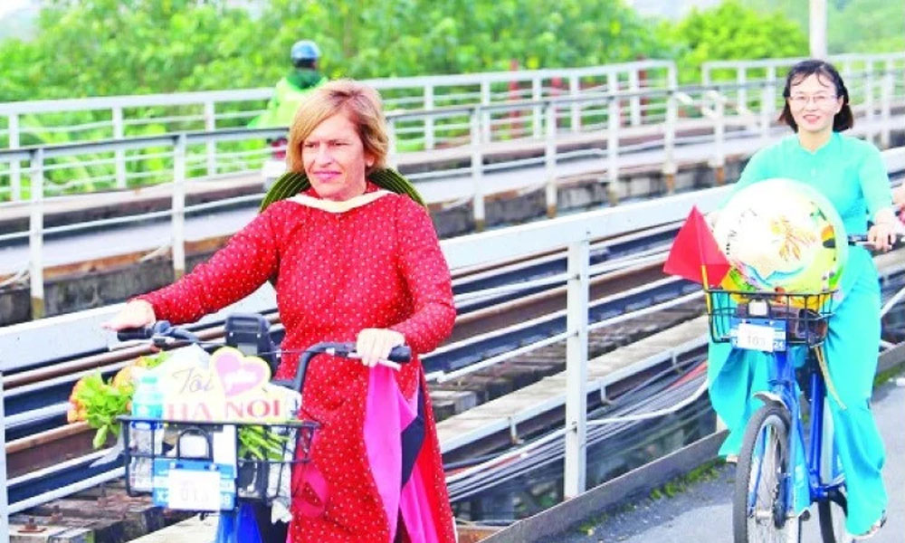 Foreign enthusiasts spread Vietnamese culture worldwide