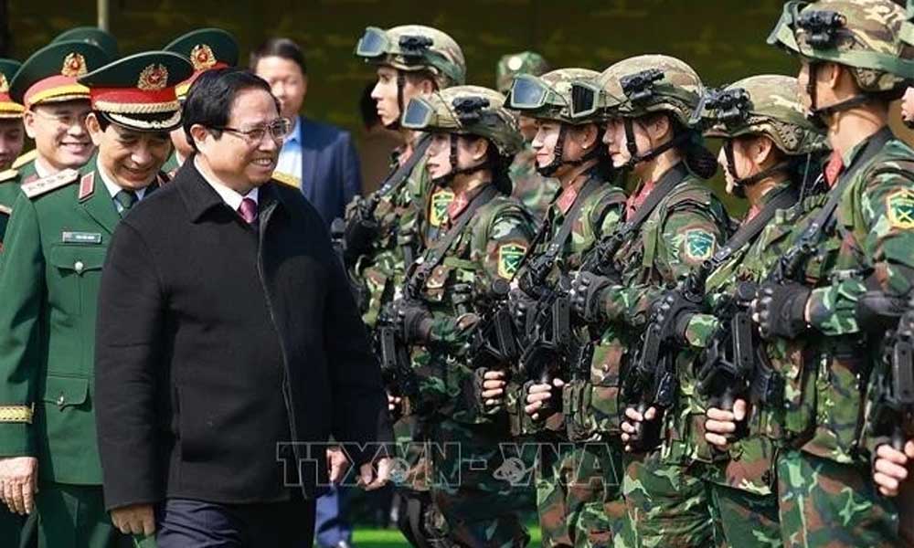 PM visits public security, national defence units on duty during Tet