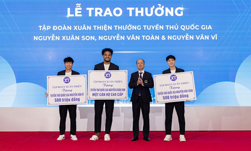 Vietnam naturalized striker Xuan Son receives luxury apartment in Hanoi after ASEAN Cup triumph