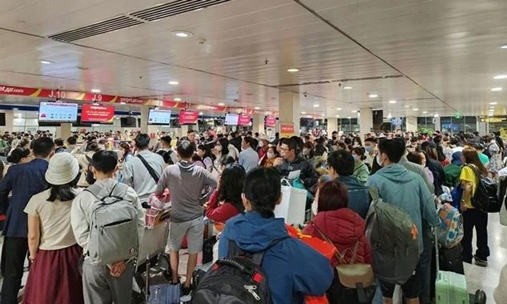 Major airports welcome huge numbers of passengers on Tet last day