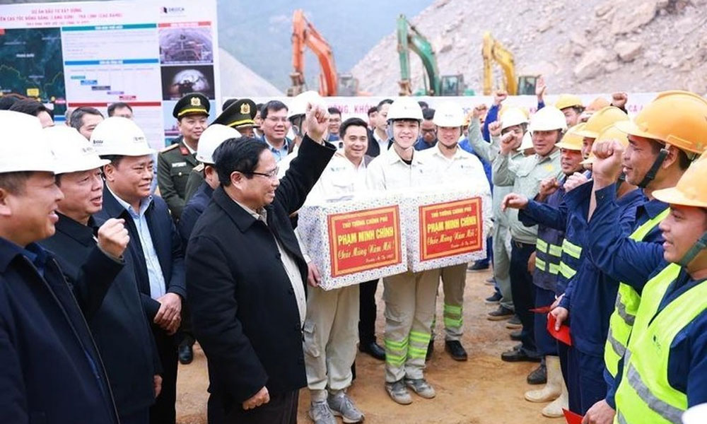 PM requests accelerating expressway projects in Cao Bang, Lang Son