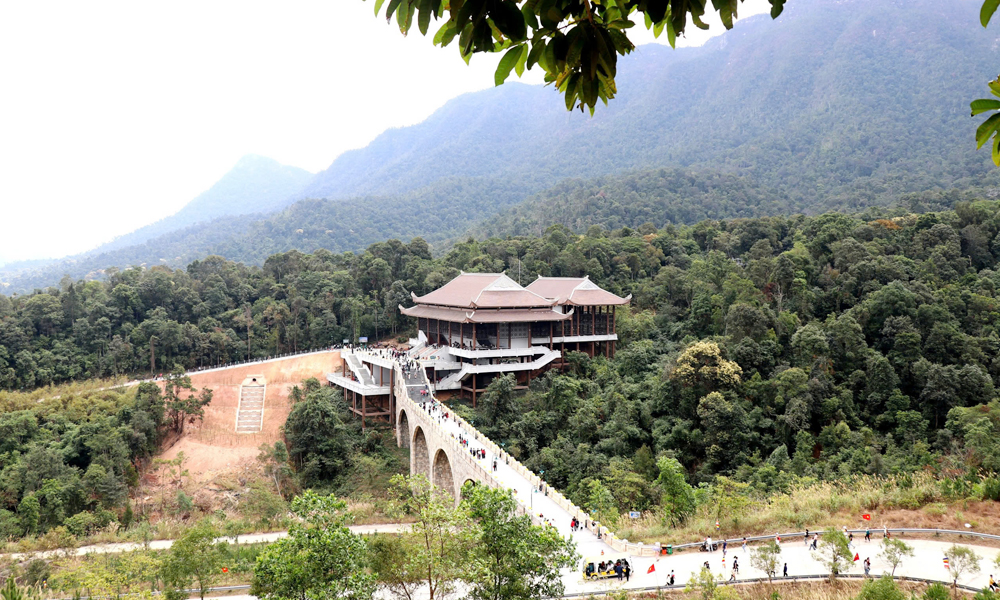 More than 25,000 visitors flock to Tay Yen Tu spiritual and ecotourism complex