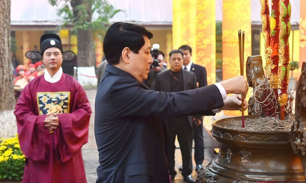 State leader offers incense to kings at Thang Long Imperial Citadel