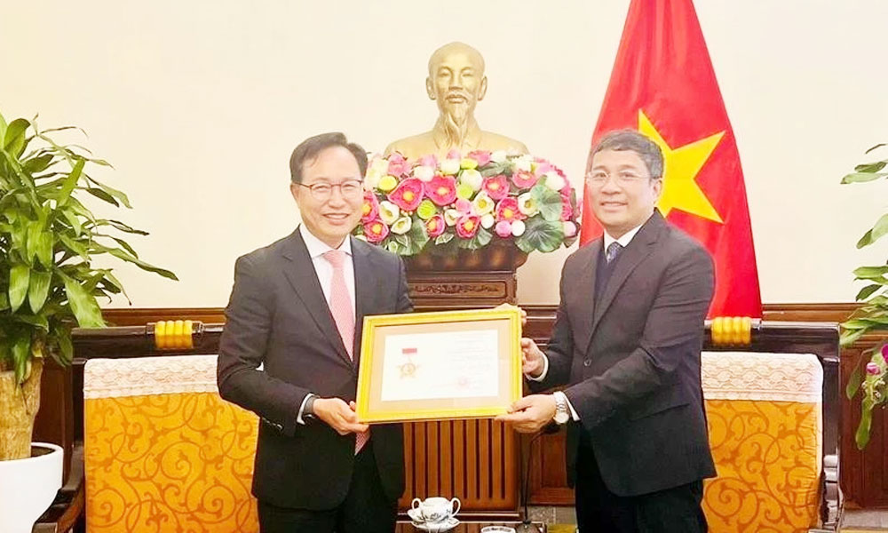 Samsung Vietnam leader honoured for contributing to Vietnam-RoK diplomatic relations