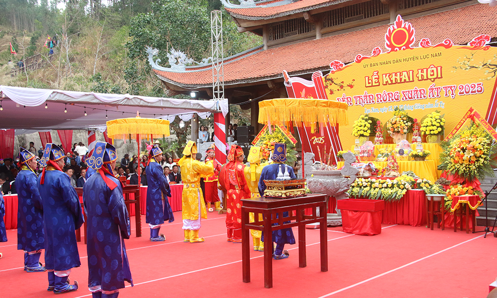 Than Nong temple festival buzzing with attractive activities