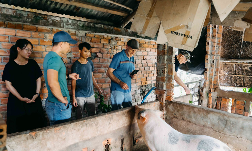  Triệu phú Mỹ đi chợ, làm nông trong chuyến du lịch Việt Nam