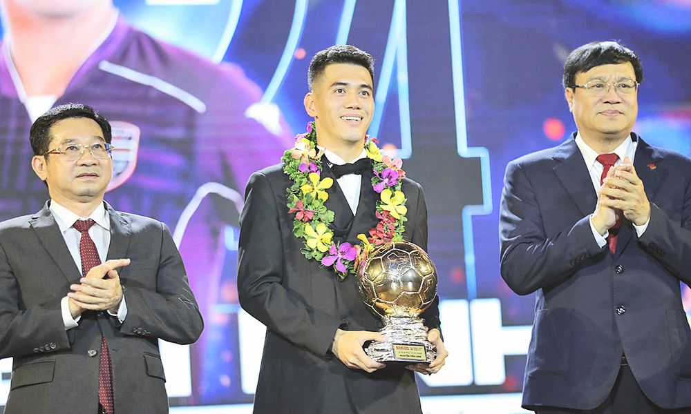 Nguyen Tien Linh wins Vietnam’s Golden Ball Award