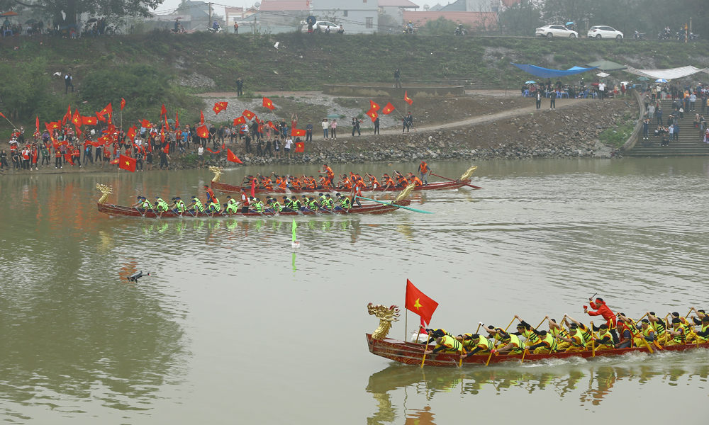 Bustling Tieu Mai Village Boat Rowing Festival on Cau River