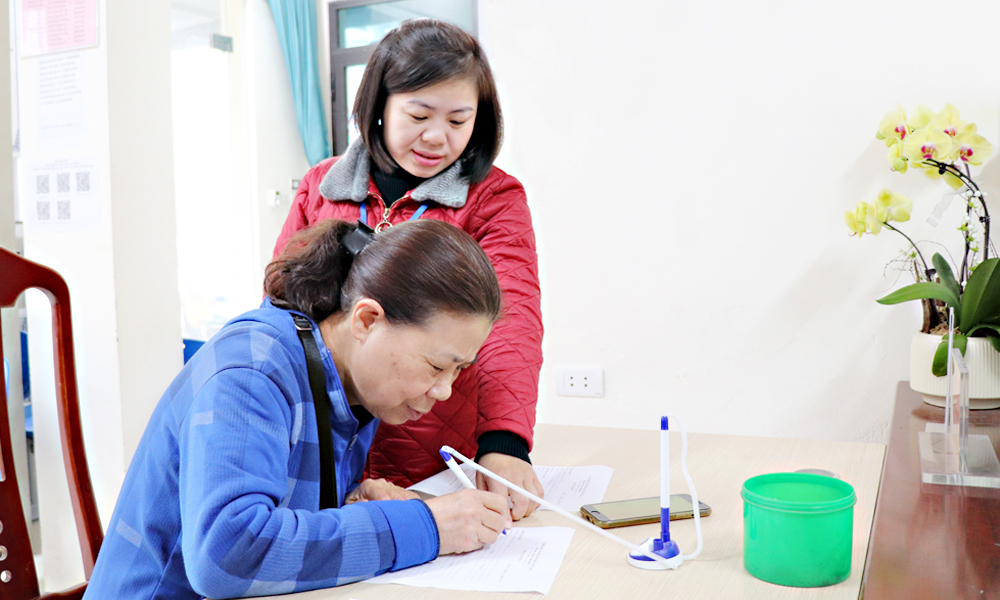 Bac Giang city smoothly handles administrative procedures after merging 