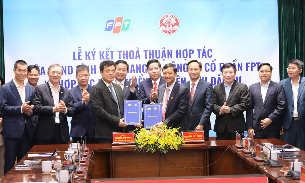 Bac Giang province and FPT JSC ink cooperation agreement on development and investment research