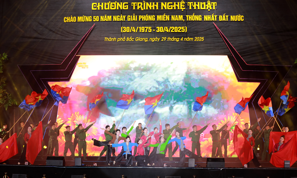Bac Giang city hosts art performance marking National Reunification anniversary