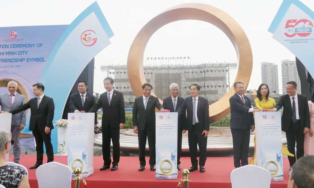 HCM City inaugurates int’l friendship symbol
