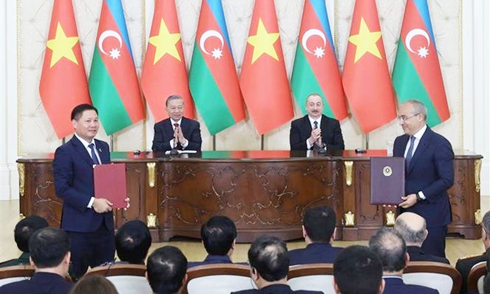 Party chief witnesses signing of Vietnam-Azerbaijan agreements, addresses media after Baku talks