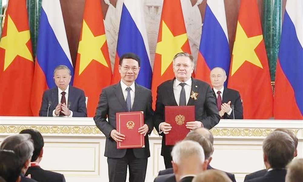 Vietnamese, Russian leaders witness signing of numerous bilateral cooperation agreements