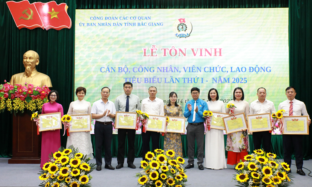 Bac Giang honors 82 outstanding public employees and workers