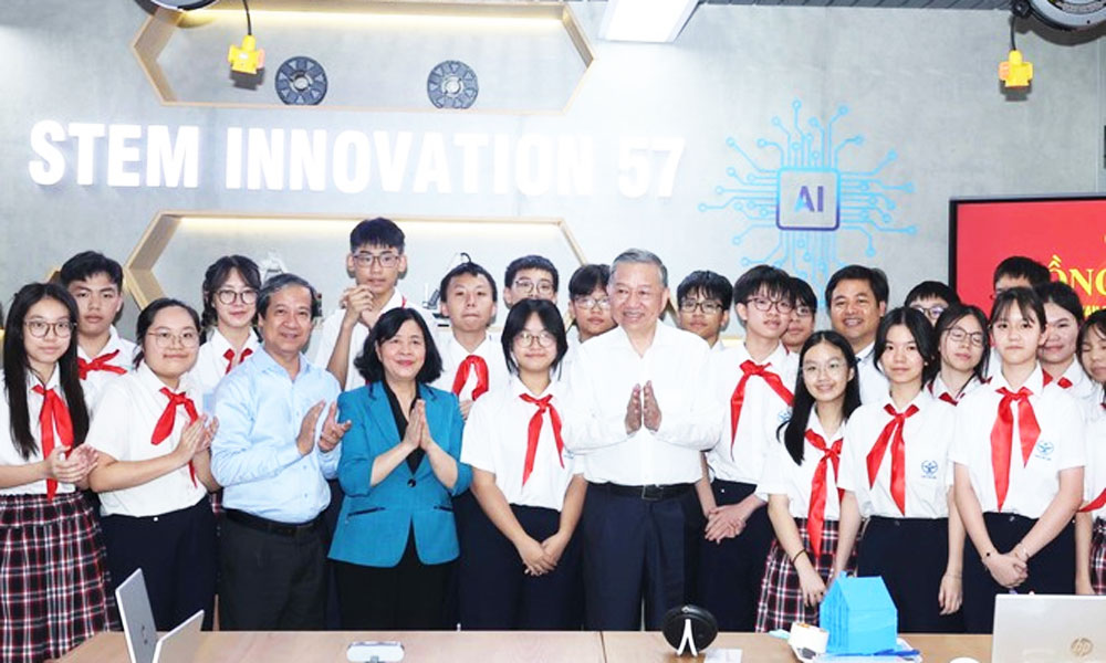 Party chief requests promoting innovation, digital transformation in schools