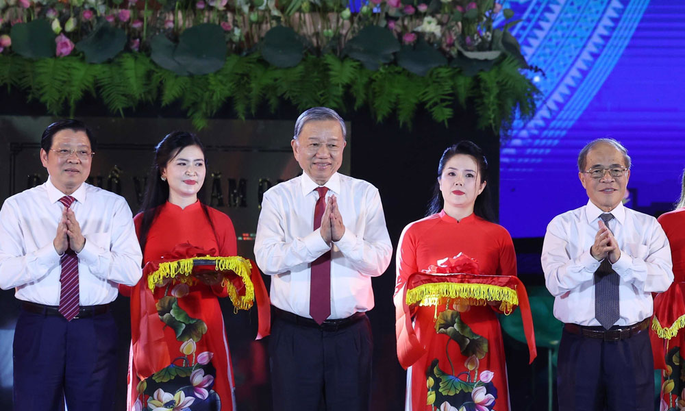 Party chief attends opening of National Sen Village Festival 2025